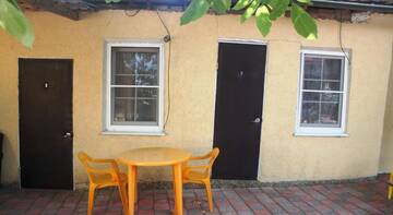 Фото номера Бюджетный трехместный номер Гостиница Guest house Akvarel г. Ейск 4